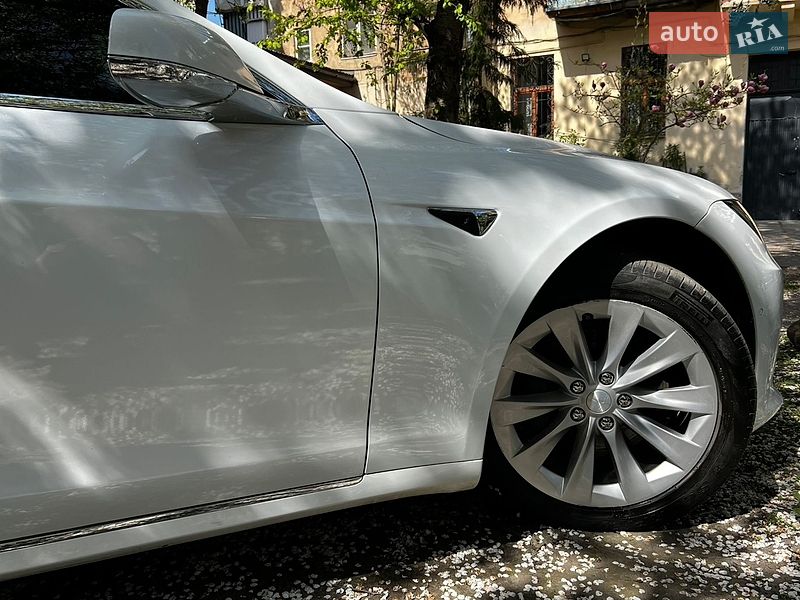 Лифтбек Tesla Model S 2018 в Львове