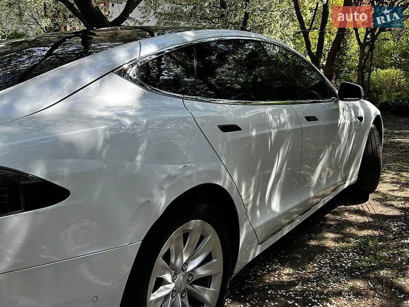 Лифтбек Tesla Model S 2018 в Львове