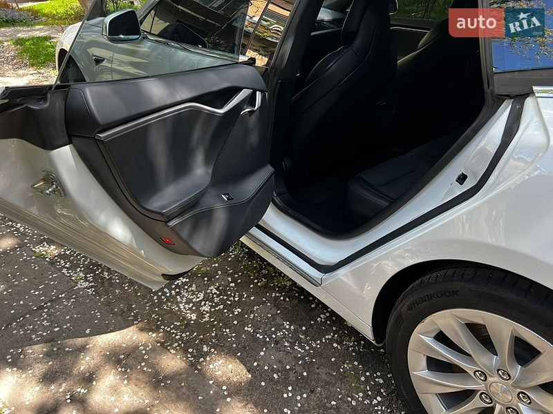 Лифтбек Tesla Model S 2018 в Львове