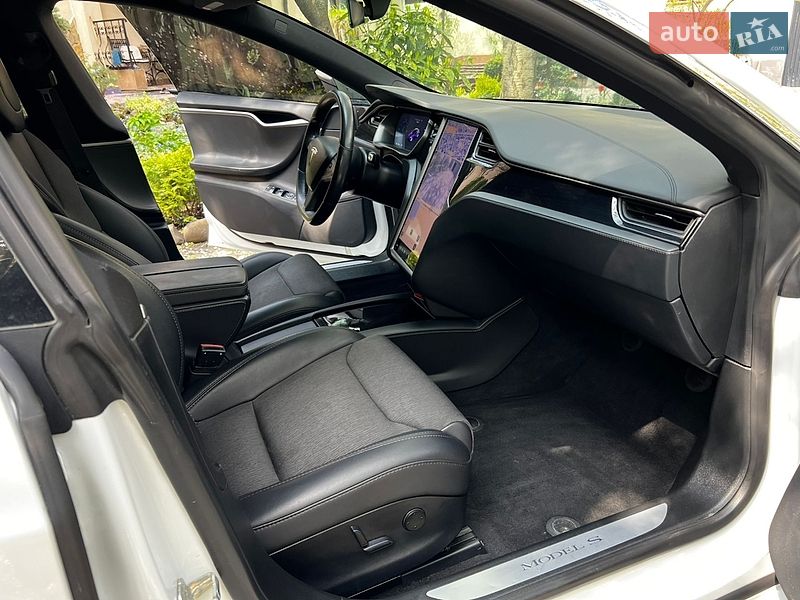 Лифтбек Tesla Model S 2018 в Львове
