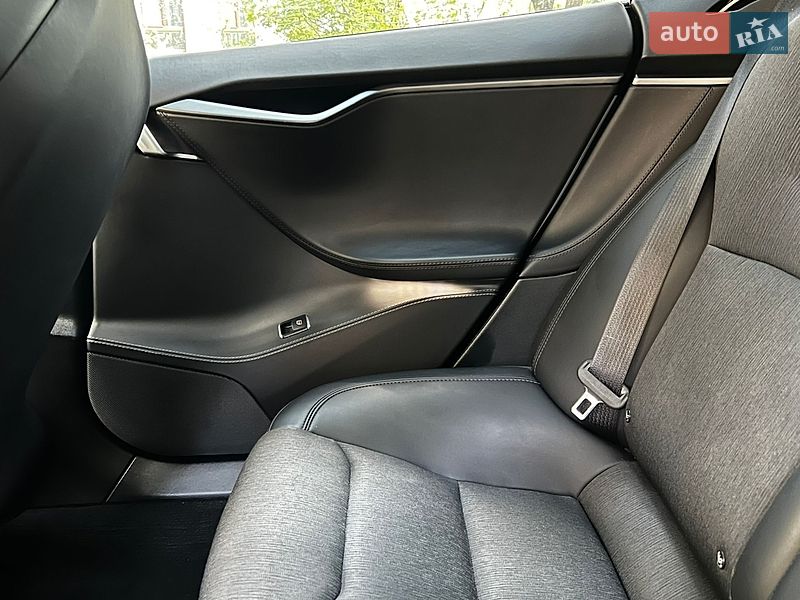 Лифтбек Tesla Model S 2018 в Львове