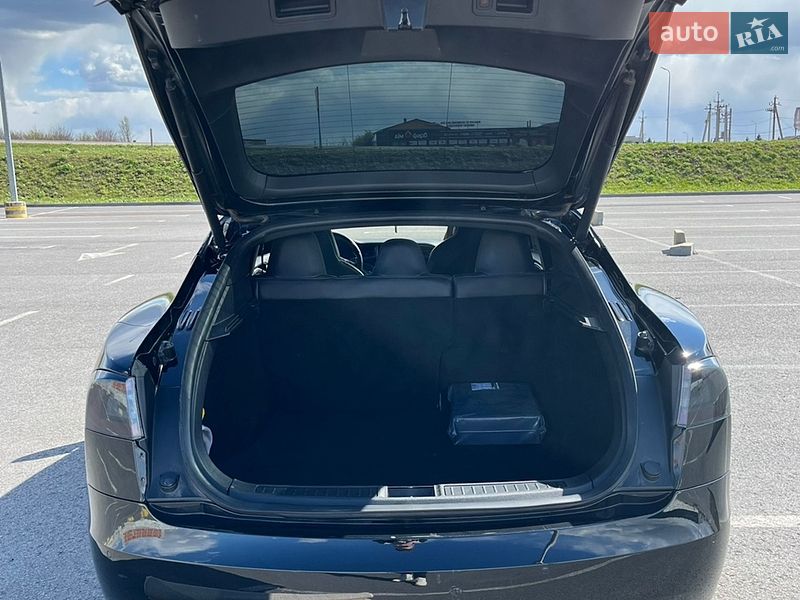 Лифтбек Tesla Model S 2018 в Львове