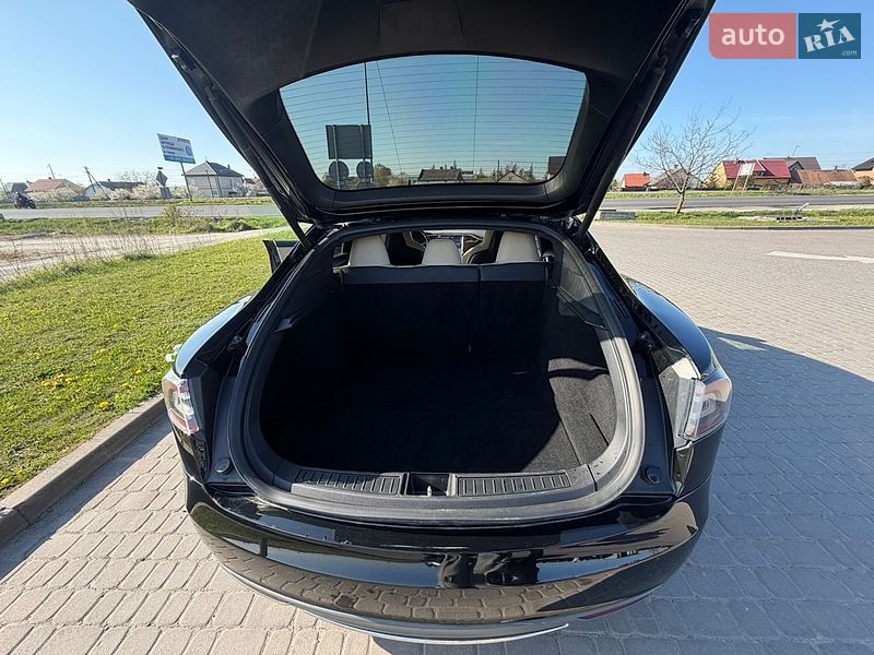 Лифтбек Tesla Model S 2015 в Львове