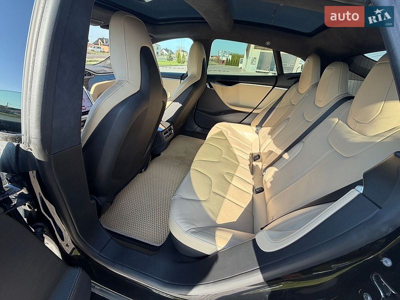 Лифтбек Tesla Model S 2015 в Львове