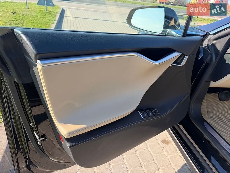 Лифтбек Tesla Model S 2015 в Львове