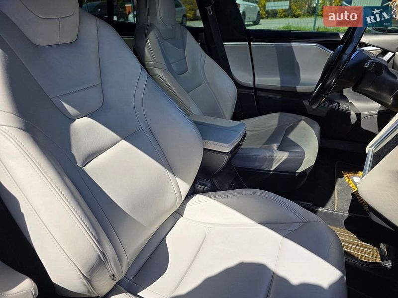 Лифтбек Tesla Model S 2015 в Львове