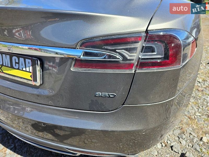 Лифтбек Tesla Model S 2015 в Львове