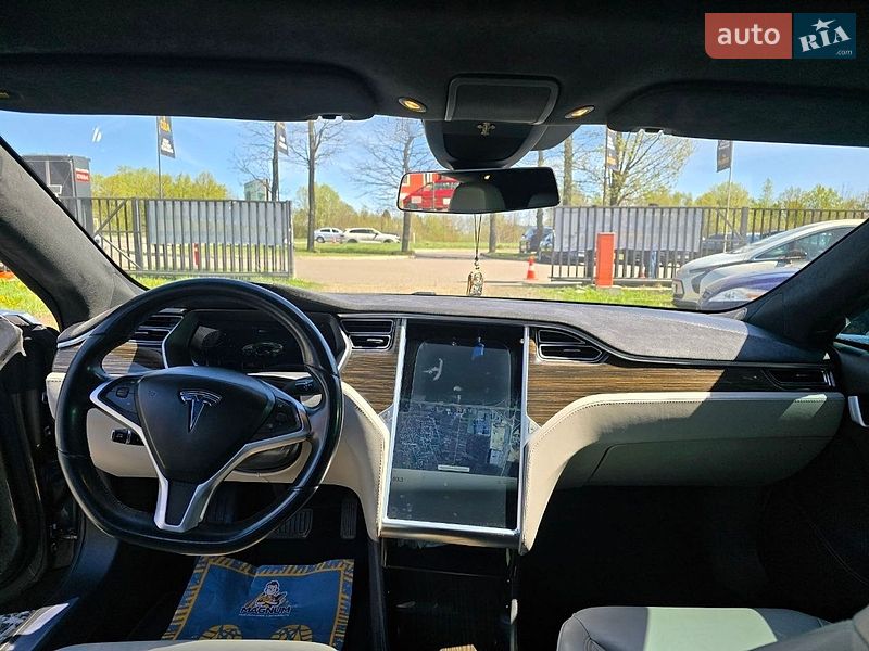 Лифтбек Tesla Model S 2015 в Львове