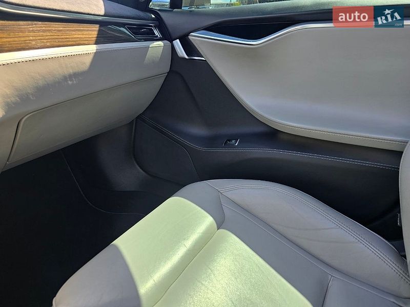 Лифтбек Tesla Model S 2015 в Львове