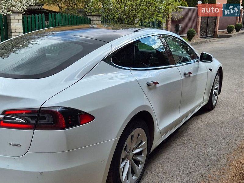 Лифтбек Tesla Model S 2017 в Хмельницком