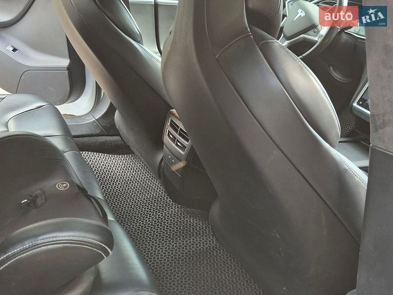 Лифтбек Tesla Model S 2017 в Хмельницком