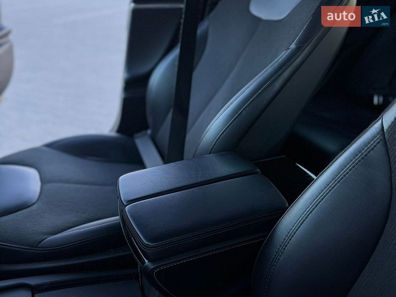 Лифтбек Tesla Model S 2016 в Буче
