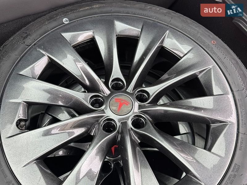 Лифтбек Tesla Model S 2016 в Буче