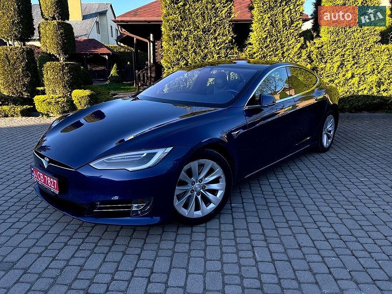 Лифтбек Tesla Model S 2017 в Львове