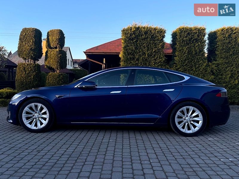 Лифтбек Tesla Model S 2017 в Львове
