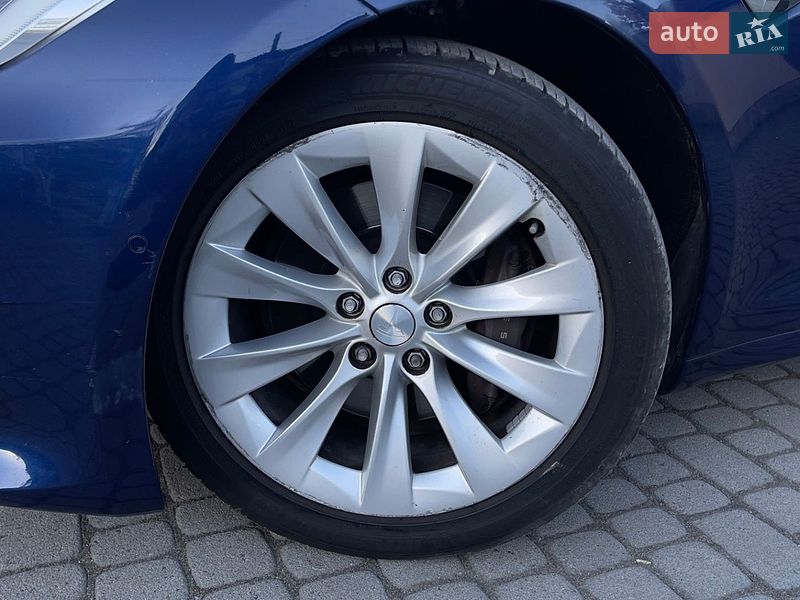 Лифтбек Tesla Model S 2017 в Львове