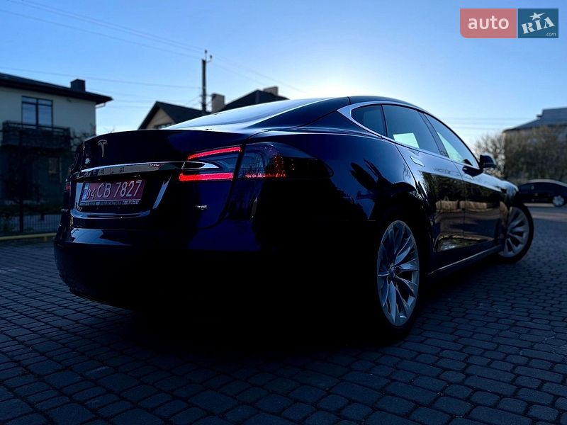 Лифтбек Tesla Model S 2017 в Львове