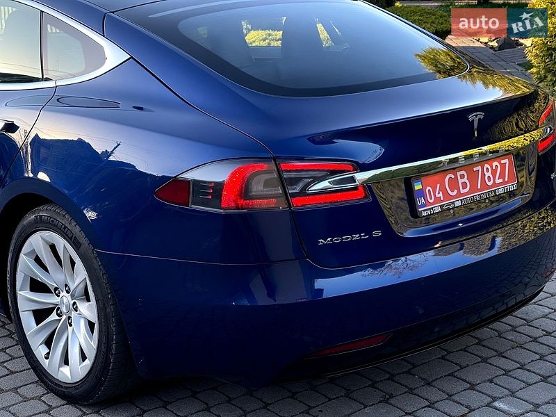 Лифтбек Tesla Model S 2017 в Львове