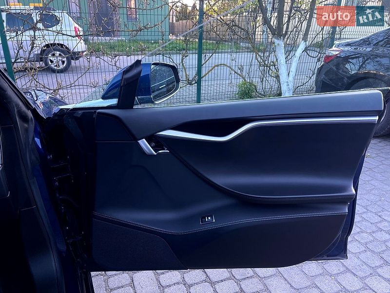 Лифтбек Tesla Model S 2017 в Львове