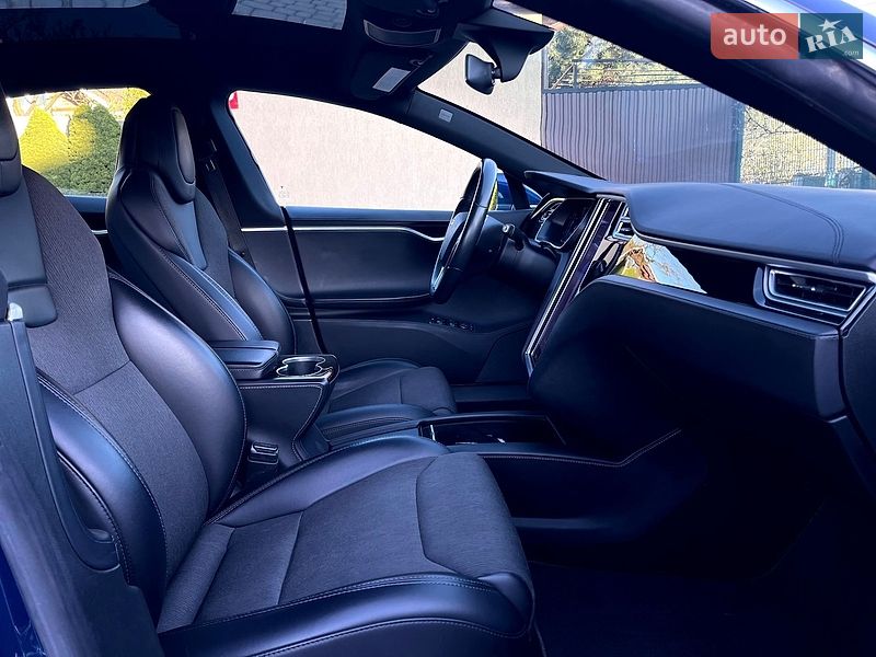 Лифтбек Tesla Model S 2017 в Львове