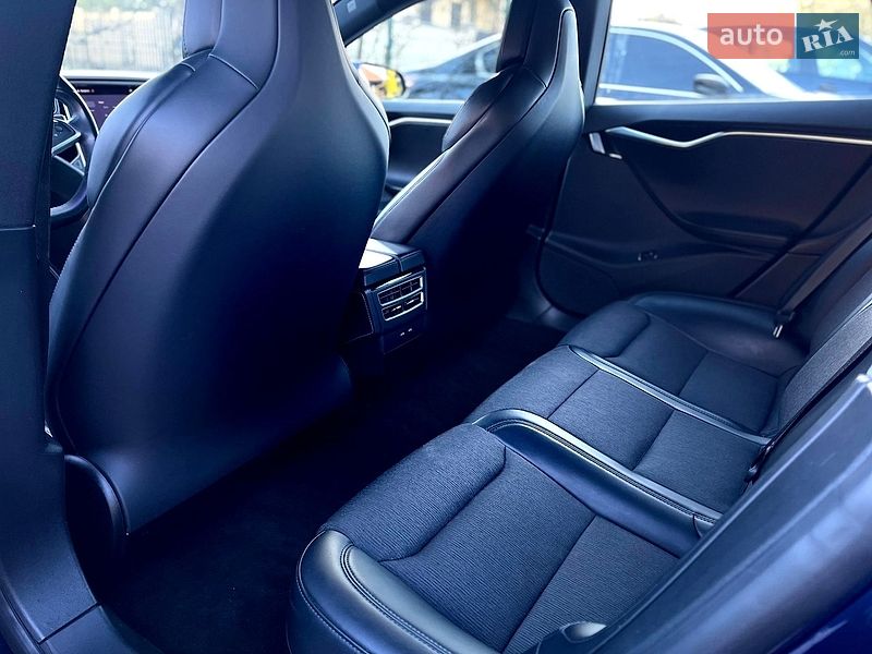 Лифтбек Tesla Model S 2017 в Львове