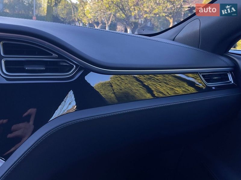 Лифтбек Tesla Model S 2017 в Львове