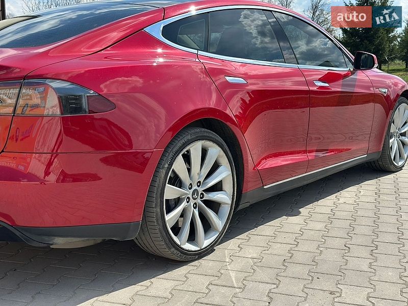Ліфтбек Tesla Model S 2014 в Волочиську