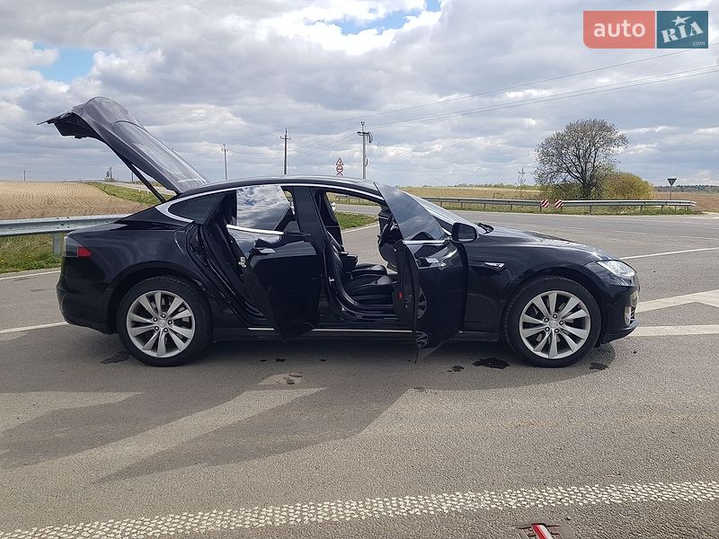 Ліфтбек Tesla Model S 2015 в Городку