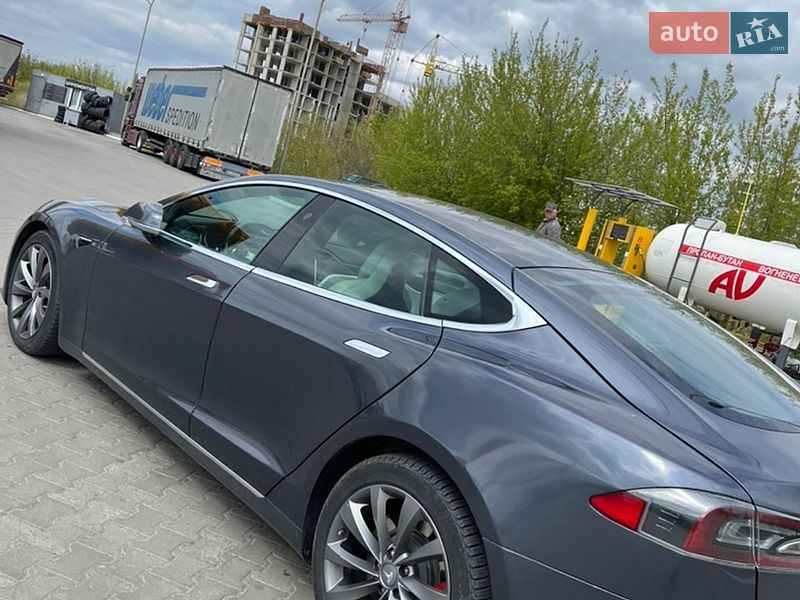 Лифтбек Tesla Model S 2017 в Луцке