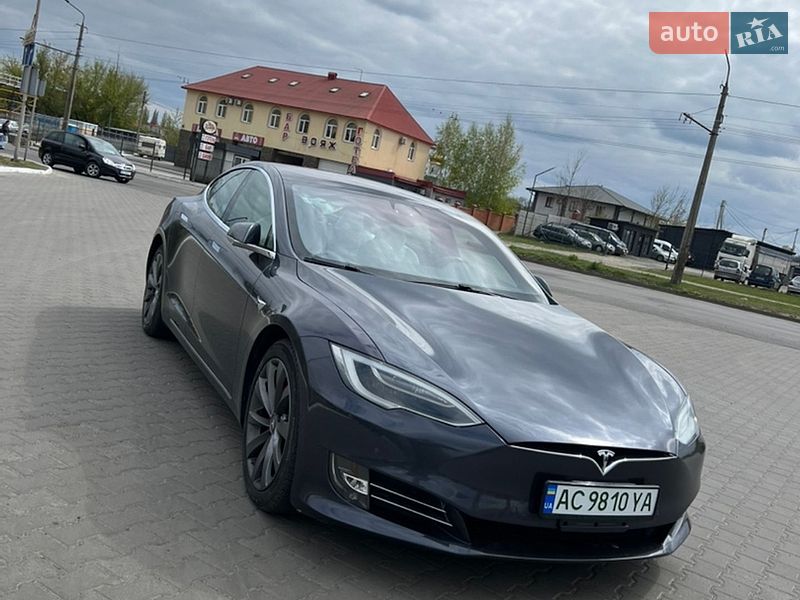Лифтбек Tesla Model S 2017 в Луцке