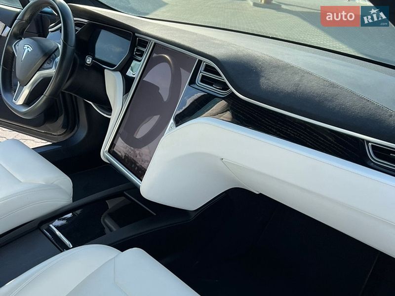 Лифтбек Tesla Model S 2017 в Луцке