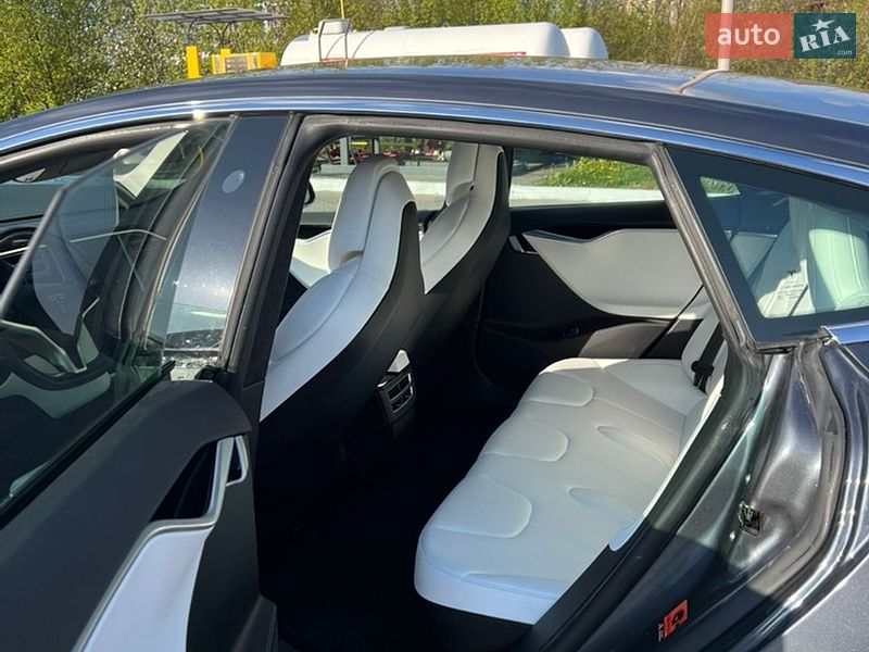 Лифтбек Tesla Model S 2017 в Луцке