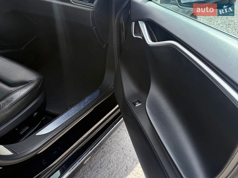 Лифтбек Tesla Model S 2016 в Каменском