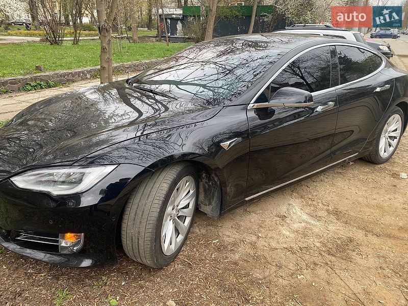 Лифтбек Tesla Model S 2018 в Львове