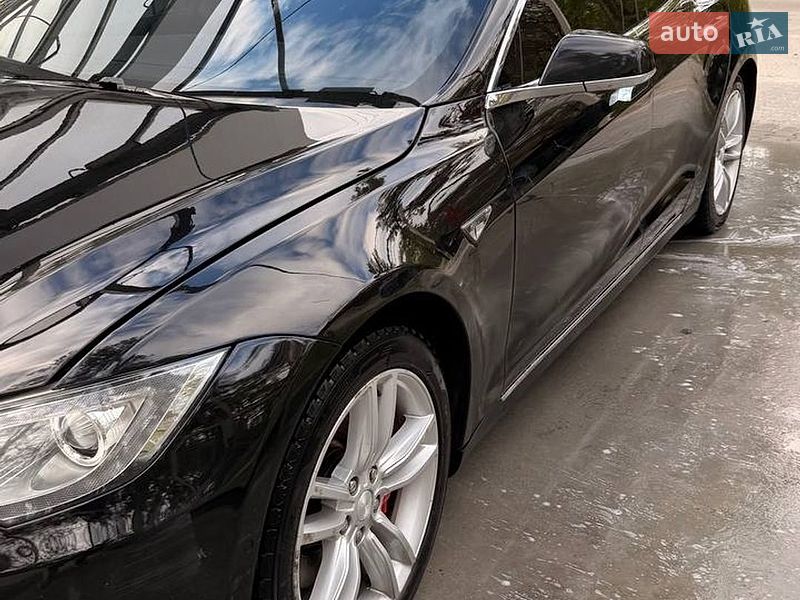 Лифтбек Tesla Model S 2015 в Киеве