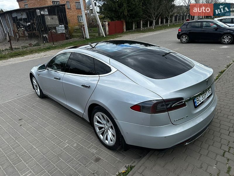 Лифтбек Tesla Model S 2015 в Львове