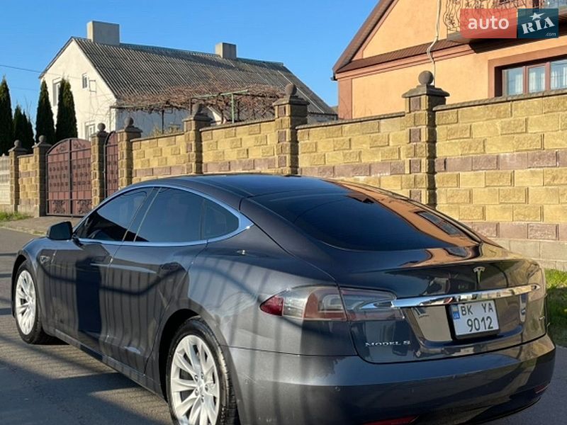 Лифтбек Tesla Model S 2016 в Ровно