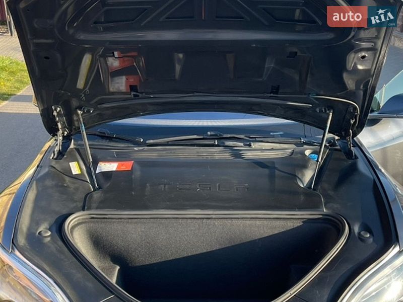 Лифтбек Tesla Model S 2016 в Ровно