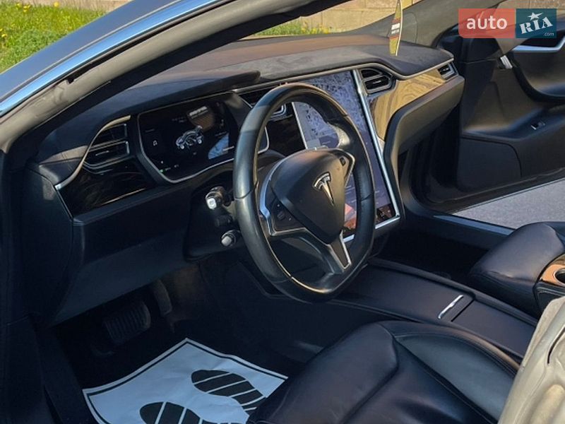 Лифтбек Tesla Model S 2016 в Ровно