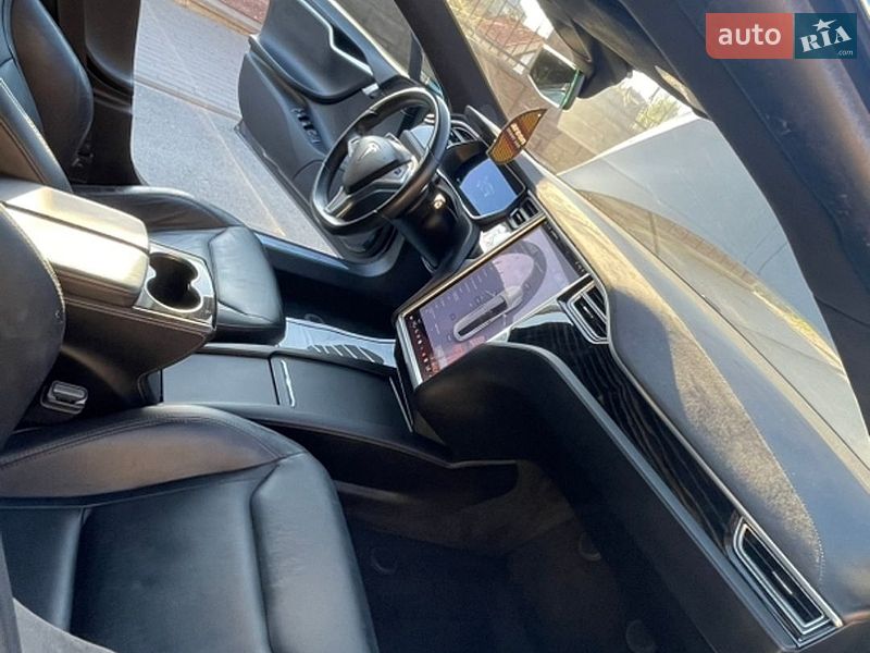 Лифтбек Tesla Model S 2016 в Ровно