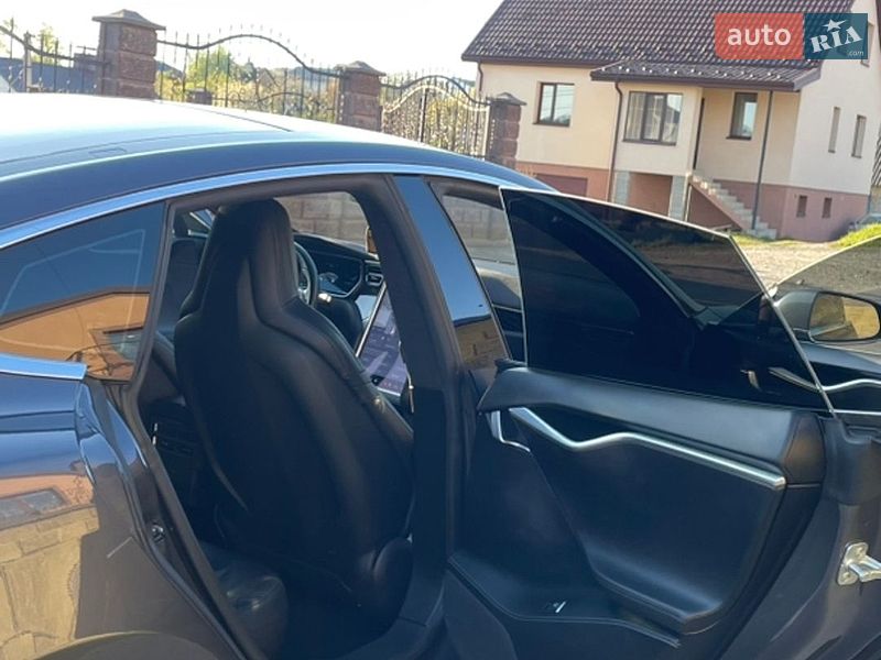 Лифтбек Tesla Model S 2016 в Ровно