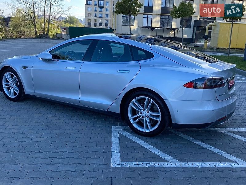 Ліфтбек Tesla Model S 2015 в Києві