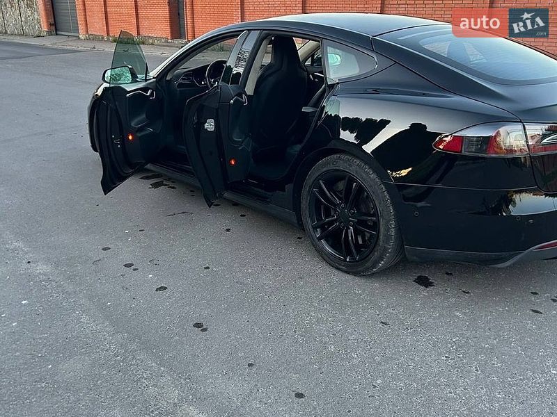 Лифтбек Tesla Model S 2015 в Львове