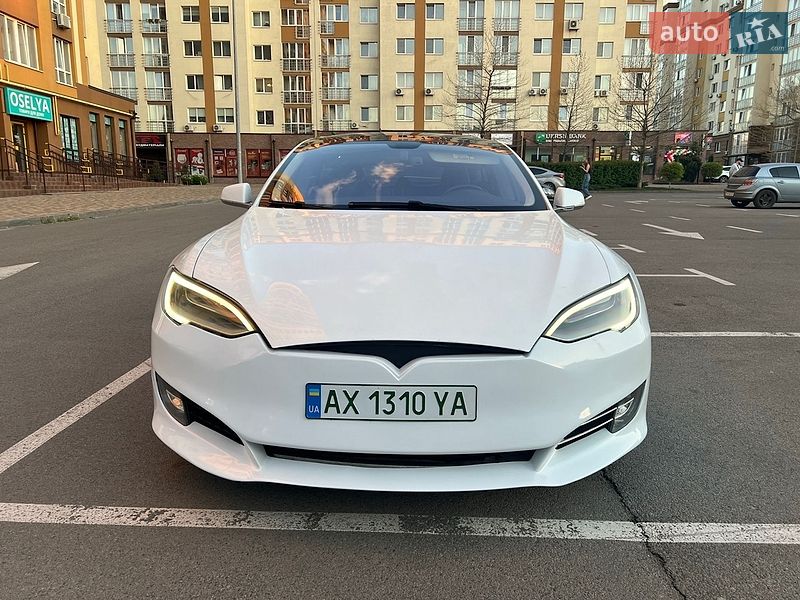 Ліфтбек Tesla Model S 2013 в Вишневому