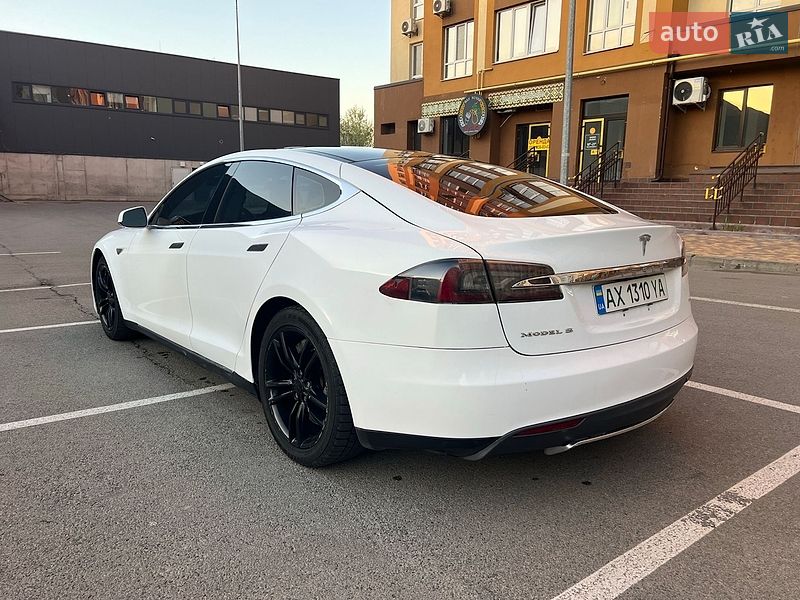Ліфтбек Tesla Model S 2013 в Вишневому