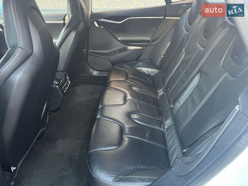 Ліфтбек Tesla Model S 2013 в Вишневому