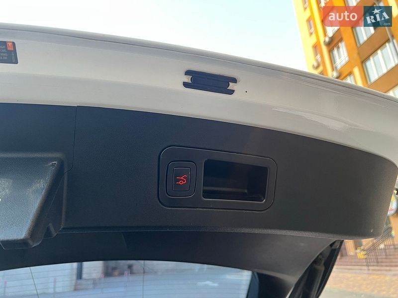 Ліфтбек Tesla Model S 2013 в Вишневому