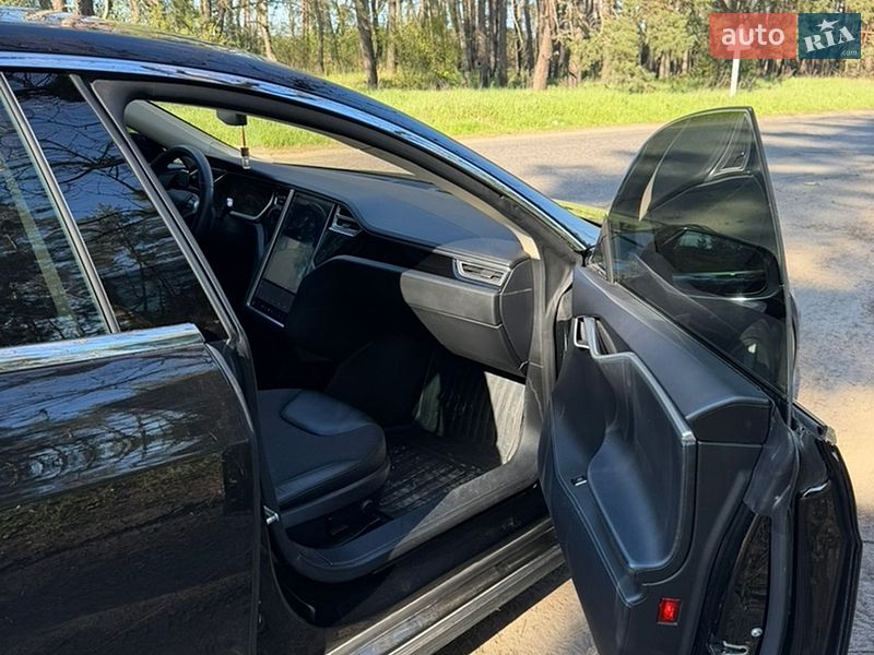 Лифтбек Tesla Model S 2014 в Валках