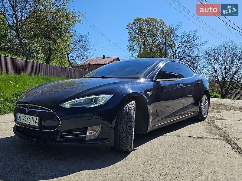 Ліфтбек Tesla Model S 2013 в Чернівцях