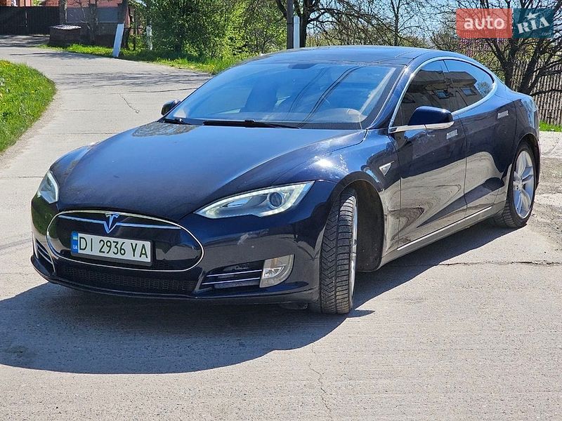 Ліфтбек Tesla Model S 2013 в Чернівцях